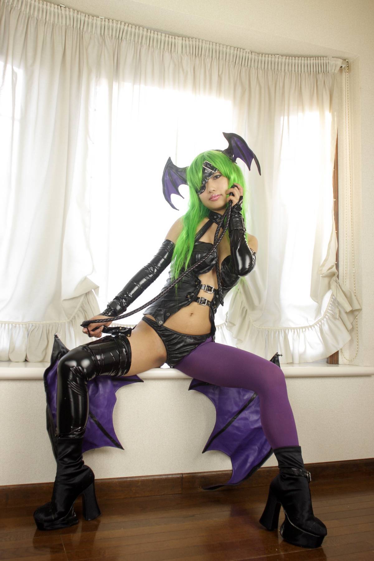 [Cosplay]  Darkstalkers  Morrigan with great body in latex